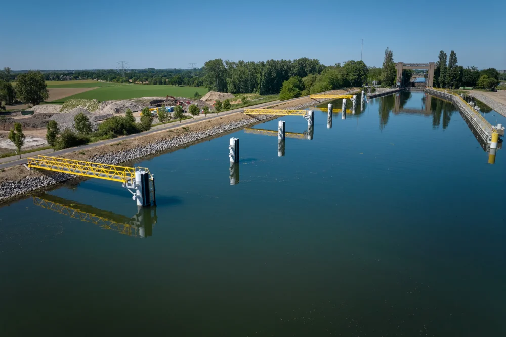 Aanmeerconstructies, Sluis Born
