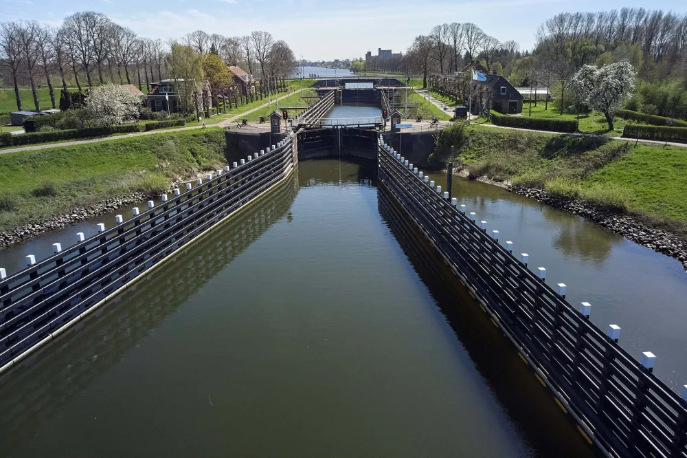 Contact Nauta Heeg - geleidewerken Markkanaal