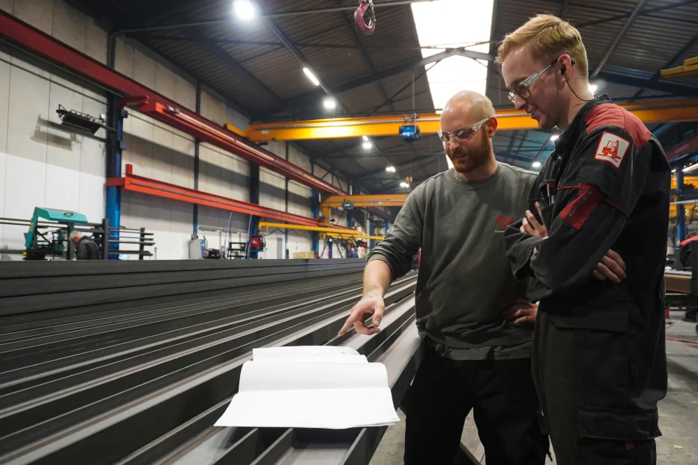 Tom in de werkplaats