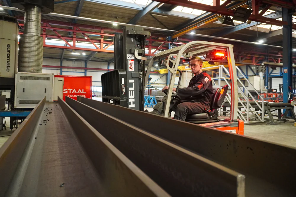 Tom in de werkplaats