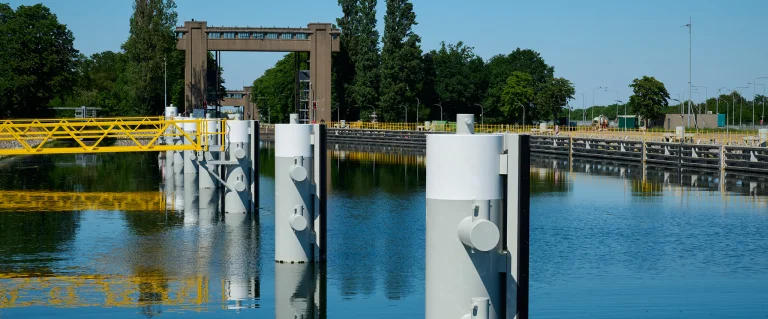 Aanmeerconstructies, Sluis Born 