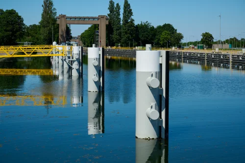 Aanmeerconstructies, Sluis Born