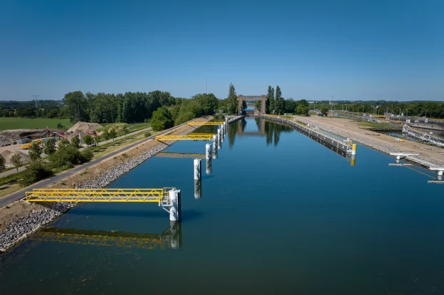 Aanmeerconstructies, Sluis Born