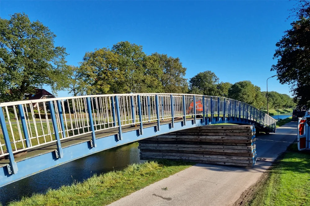 The deteriorated steel components of the bridge were replaced.